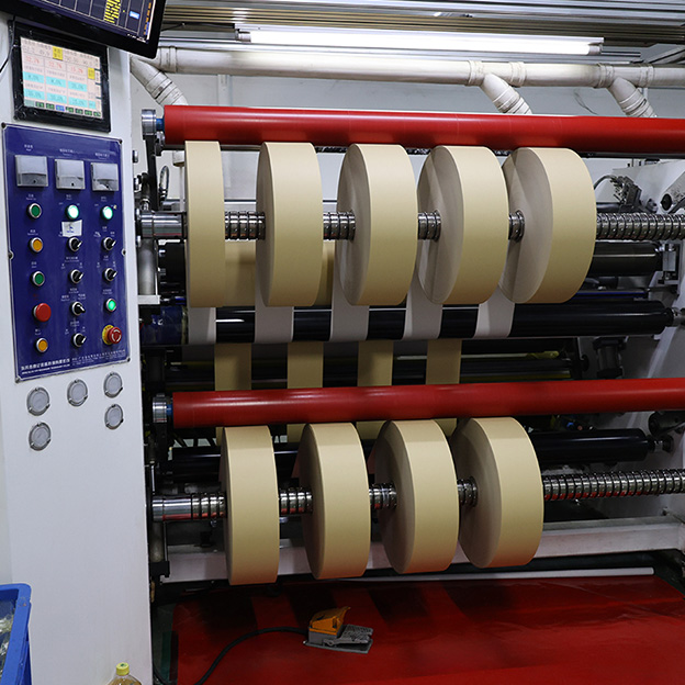 Environmentally friendly self-adhesive labels made of kraft paper in jumbo rolls