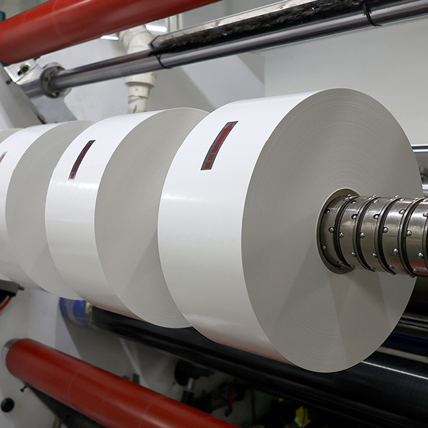 PVC Gloss White Label Stock Self Adhesive Paper Polyester Sticker Vinyl Label Paper Jumbo Roll Self Adhesive Label Roll